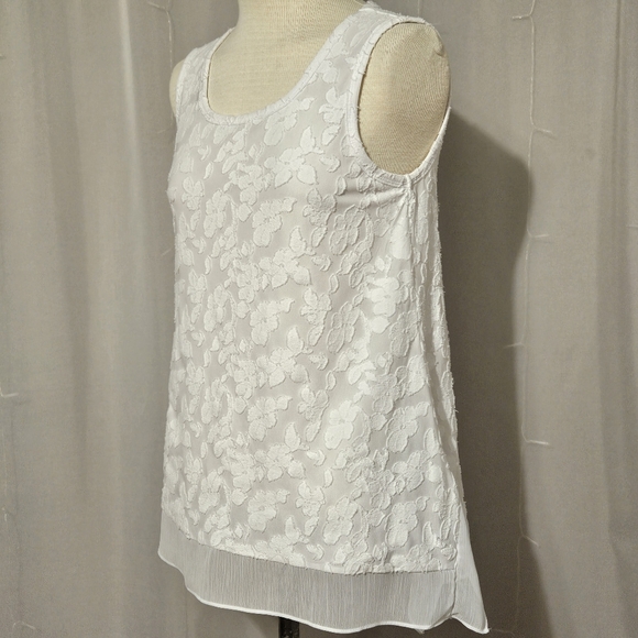 Vera Wang - Simply Vera Raised Floral Sleeveless Top - Picture 2 of 16
